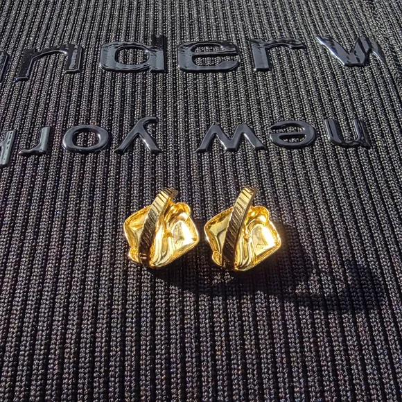🎀💫18K Real Gold Clip-On Earrings💫🎀 - Picture 4 of 4